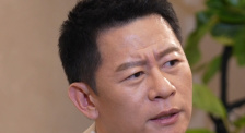 从小镇青年到站上领奖台 刘昊宇：感谢坚持的自己_华语_ 消息 首页 新闻 视频 大片 影库 CCTV6 VIP影院 搜索 电影 星闻 独家 更多 专题 图片 视频 滚动 首页 新闻 大片 影库 CCTV6 VIP影院 客户端 电影网>新闻>明星资讯 从小镇青年到站上领奖台 刘昊宇：感谢坚持的自己 时间：2024.07.23 ： 作者：长风 ： 刘昊宇（右三）上台领奖 走到领奖台的中央一共六步，演员刘昊宇默默地数着，从一个“小镇青年”，到斩获电影节表演奖项，演员之路于他而言，终于有了一个答案。